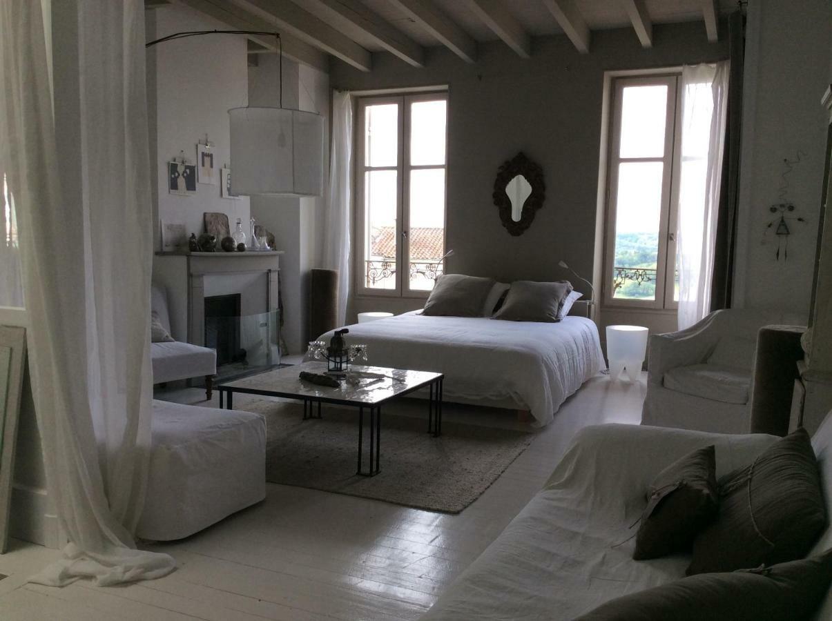 La Maison Sur La Place Penne-d'Agenais Luaran gambar